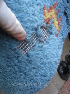 Moljci u tepihu.Prikaz slike novog vunenog tepiha vrednosti 12 hiljada dinara pojeden od moljaca nakon samo par nedelja prisustva istih.