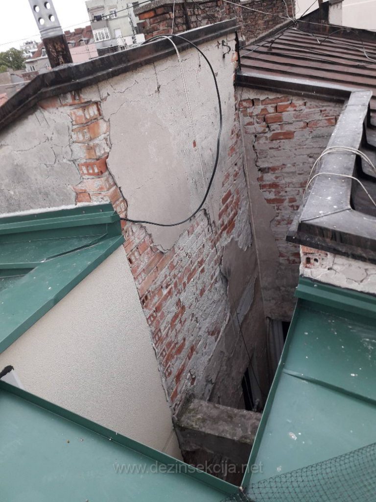 Izrazito geometrijski nepodesan deo zgrade je svakodnevnica nasih DDD tehnologa u permanentnoj zastiti zgrada u Beogradu i Novom Sadu od nastanjenih golubova.